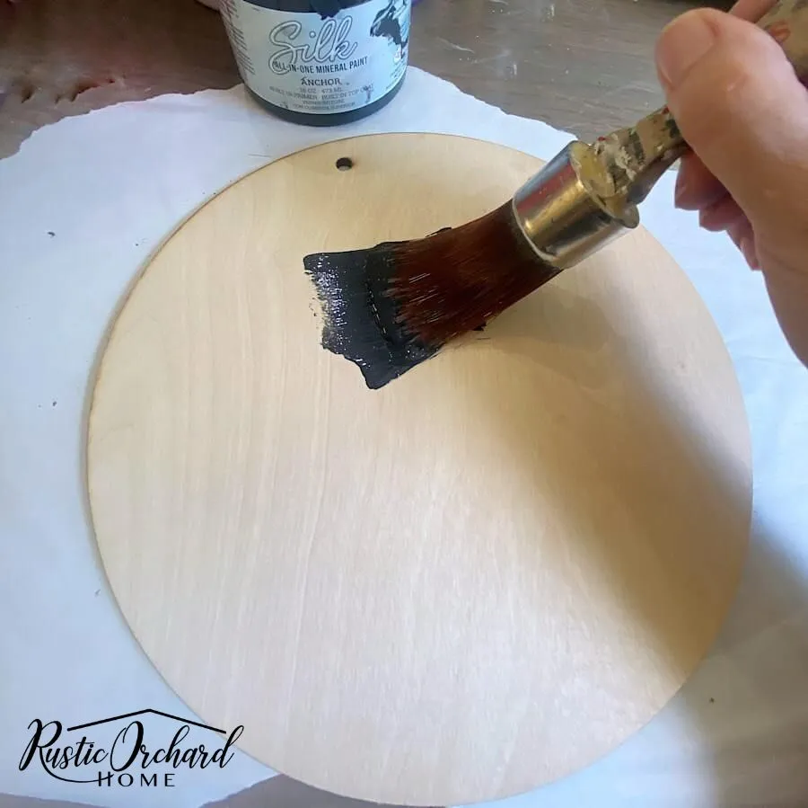 Painting Wooden Holloween Sign with Dixie Belle Chalk Mineral Paint in Caviar 