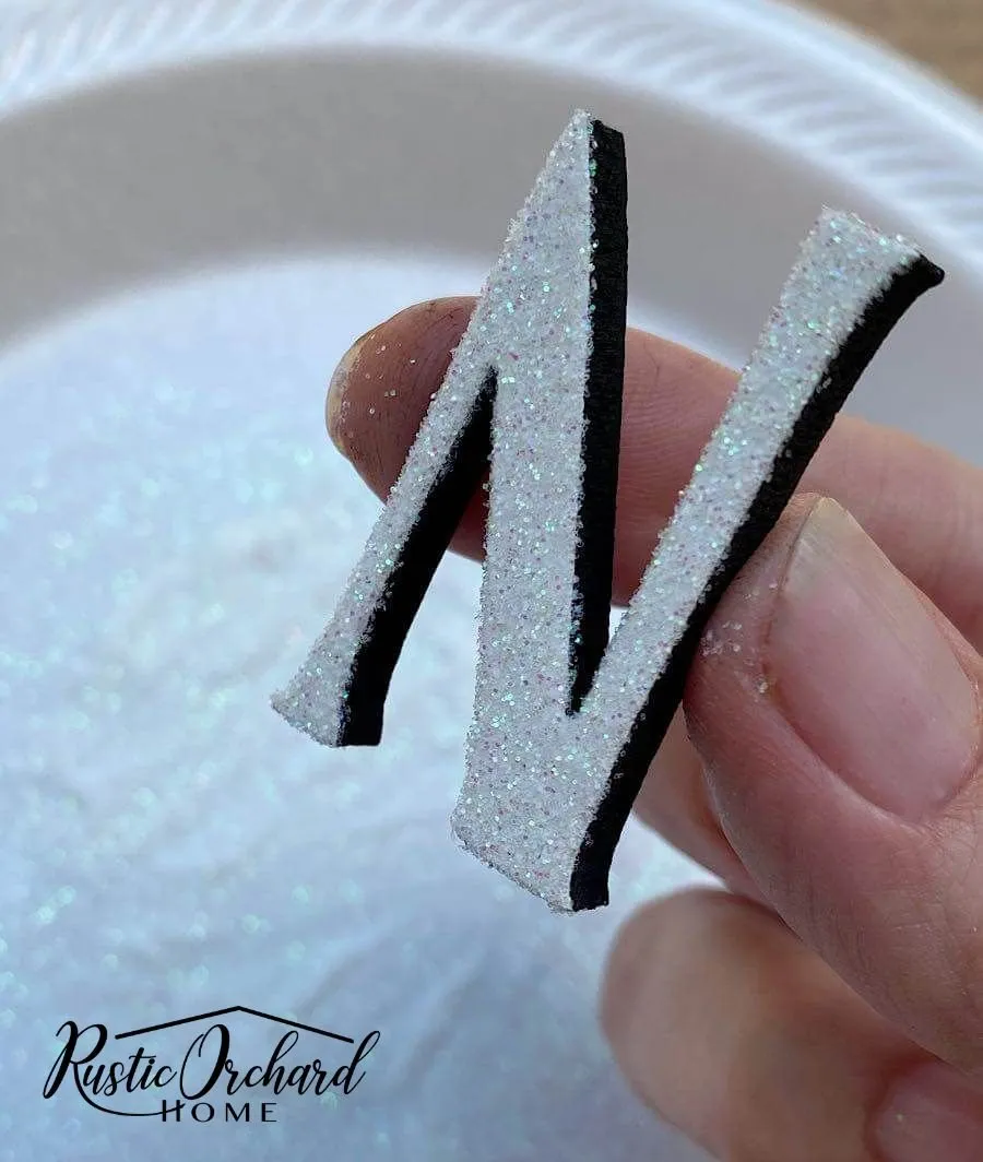 Adding Glitter to Dixie Belle Paint Halloween Sign